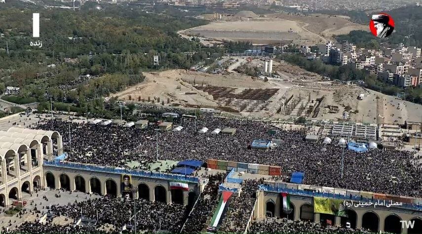 عکسی از مصلی تهران پیش از حضور رهبر انقلاب در نماز جمعه /مداح بحرینی پشت تریبون رفت