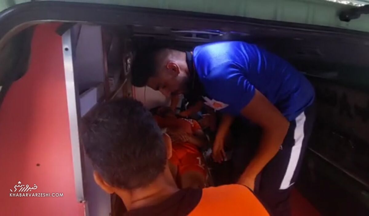 فوری| بازیکن حریف استقلال را با آمبولانس به بیمارستان بردند +ویدیو/ اختصاصی خبر ورزشی