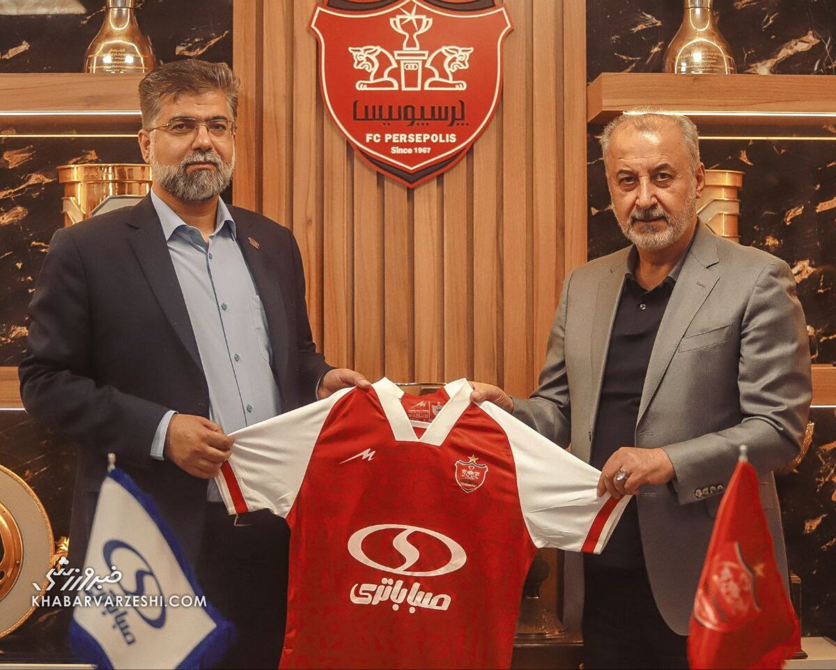 پیراهن پرسپولیس ۳۰۰,۰۰۰,۰۰۰,۰۰۰ تومانی می‌شود