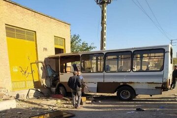 برخورد مینی‌بوس با دیوار حادثه‌ساز شد