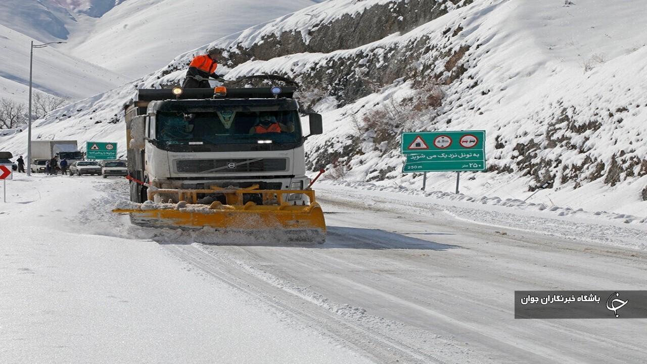 مسیر پیرانشهر- مرز تمرچین برف‌روبی و نمک‌پاشی شد